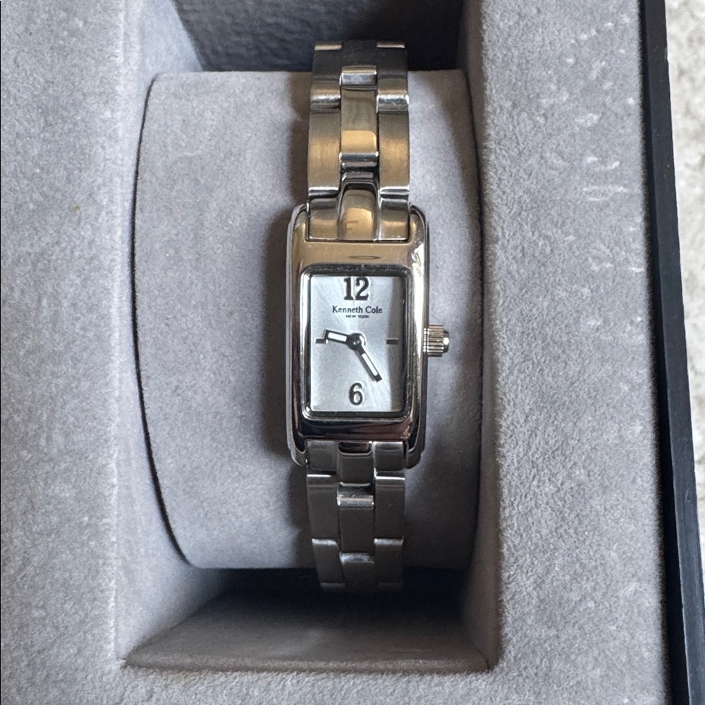 Vintage Kenneth Cole Black and Silver Watch - Picture 6 of 6